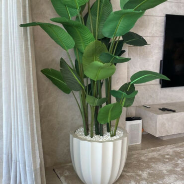 Santa Bárbara Planter in matte beige with Bird of Paradise.